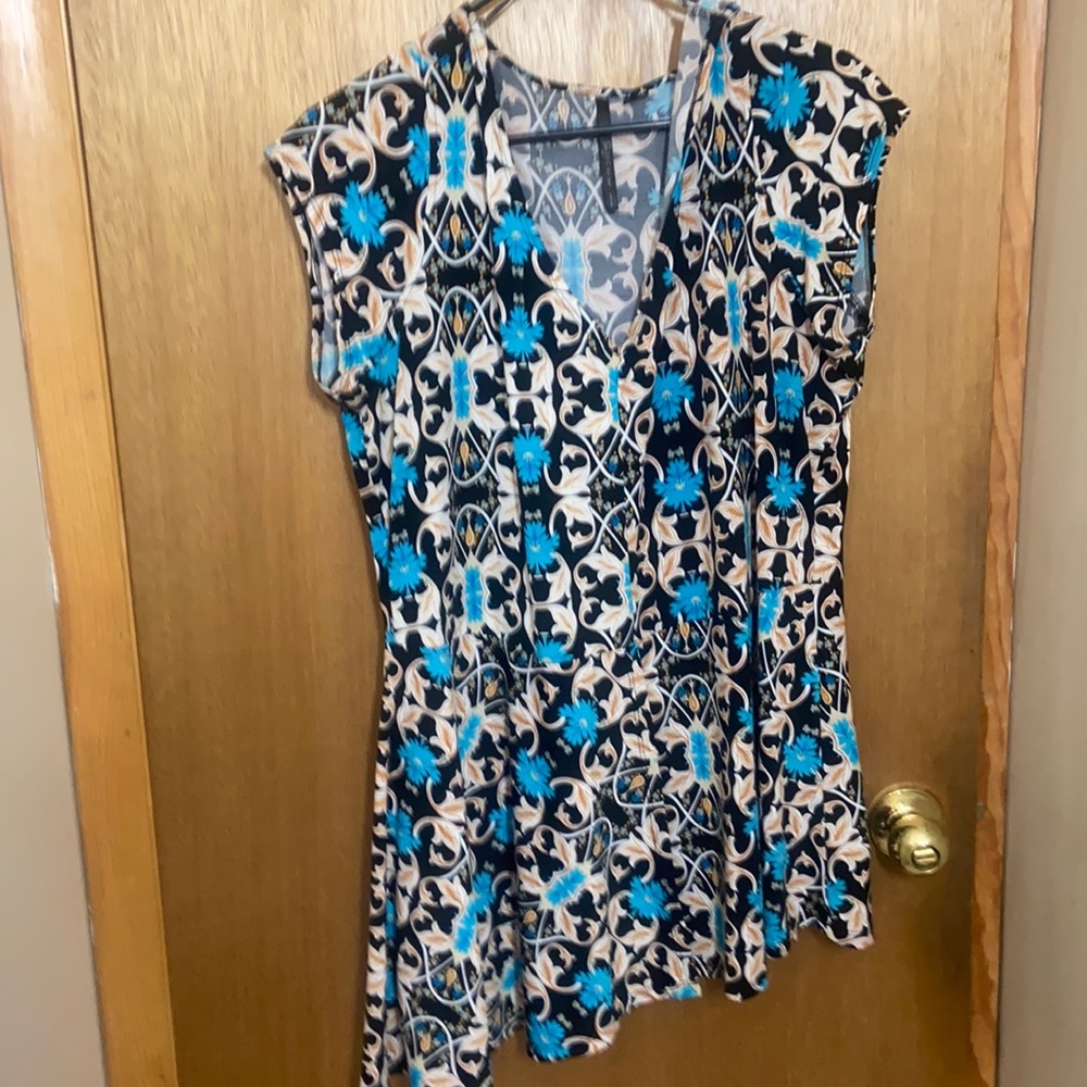 Short sleeved printed tunic top blues golds on black background